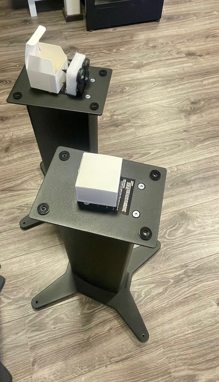Dynaudio Stand 20 kaiutinjalustat & Atacama Atabites metallitäytteellä, vaihtotuote, sijainti Hyvinkää - Audiokauppa.fi