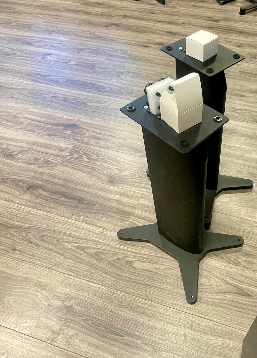 Dynaudio Stand 20 kaiutinjalustat & Atacama Atabites metallitäytteellä, vaihtotuote, sijainti Hyvinkää - Audiokauppa.fi