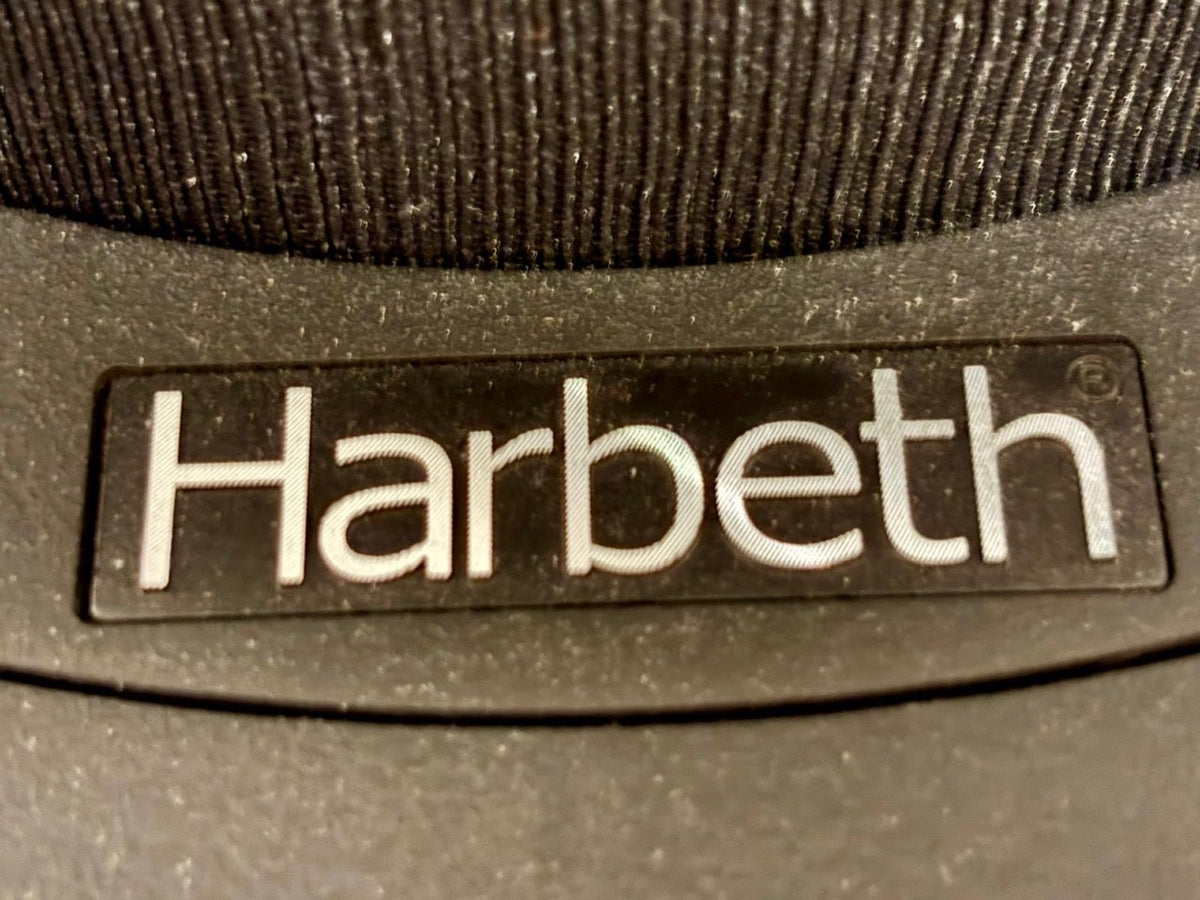 Harbeth Nelson Pro -bassojalustan viimeistely ja Harbeth-logo