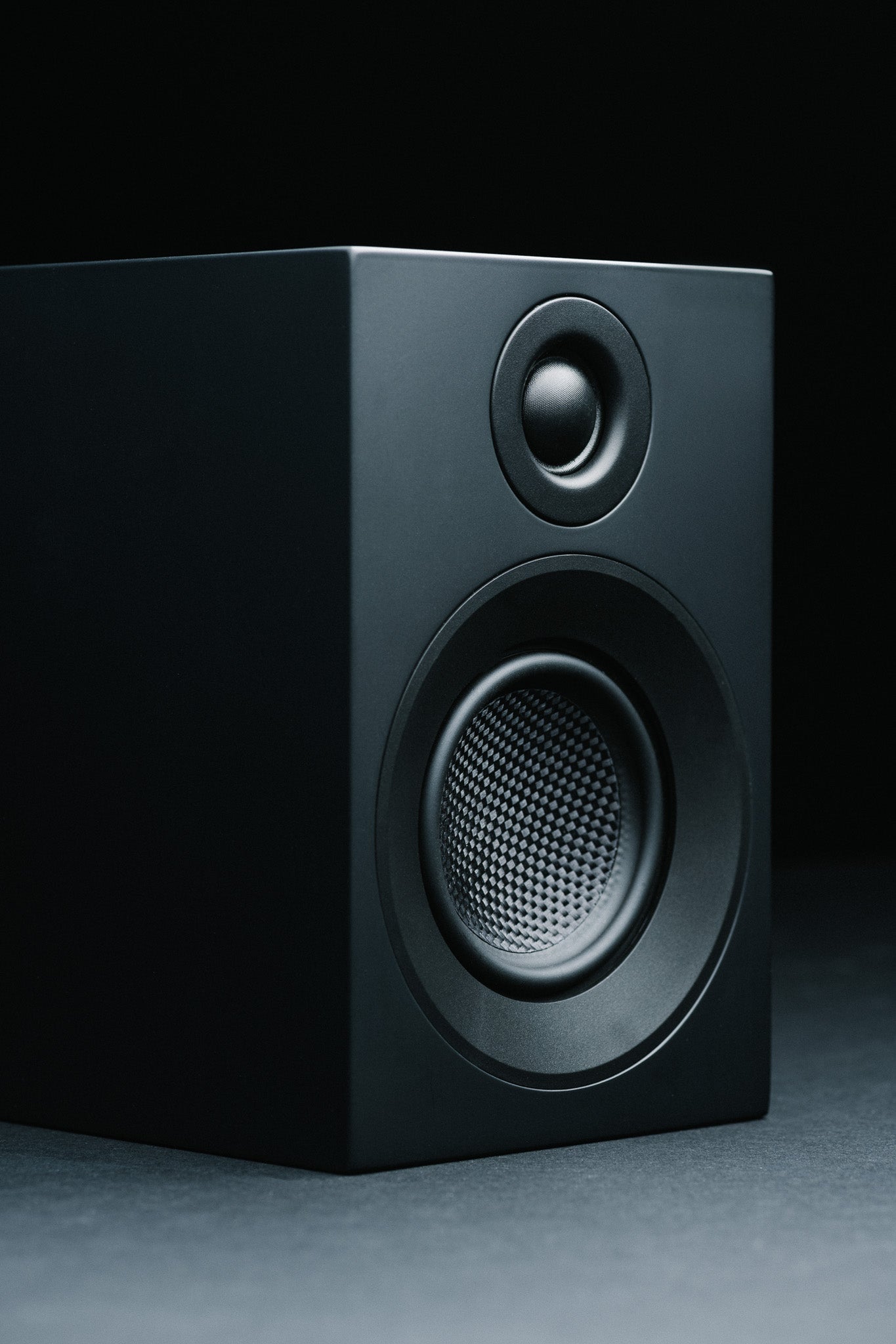 Pro - Ject Speaker Box 3E Carbon kaiutinpari - Audiokauppa.fi