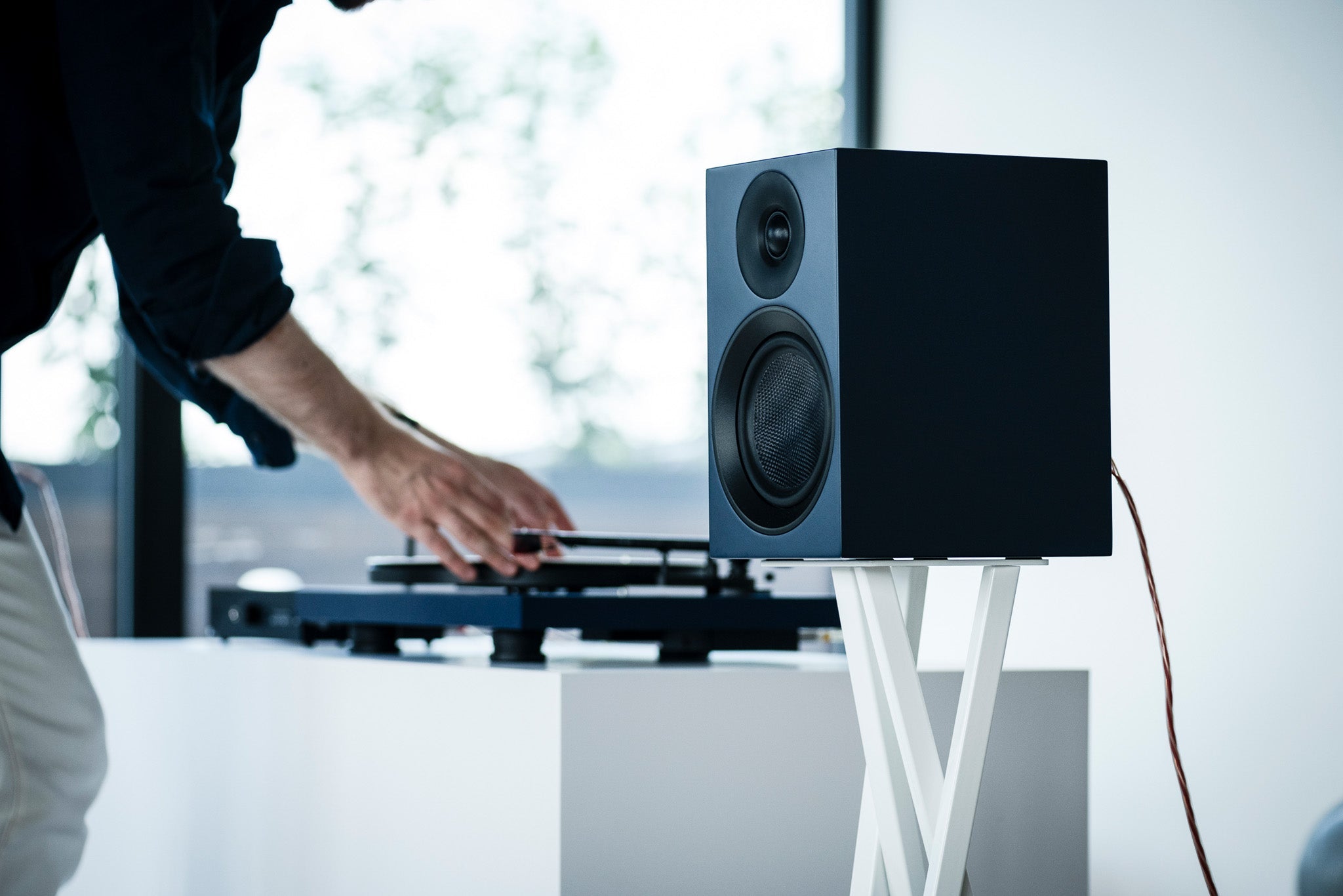 Pro - Ject Speaker Box 5 E Carbon kirjahyllykaiutinpari - Audiokauppa.fi