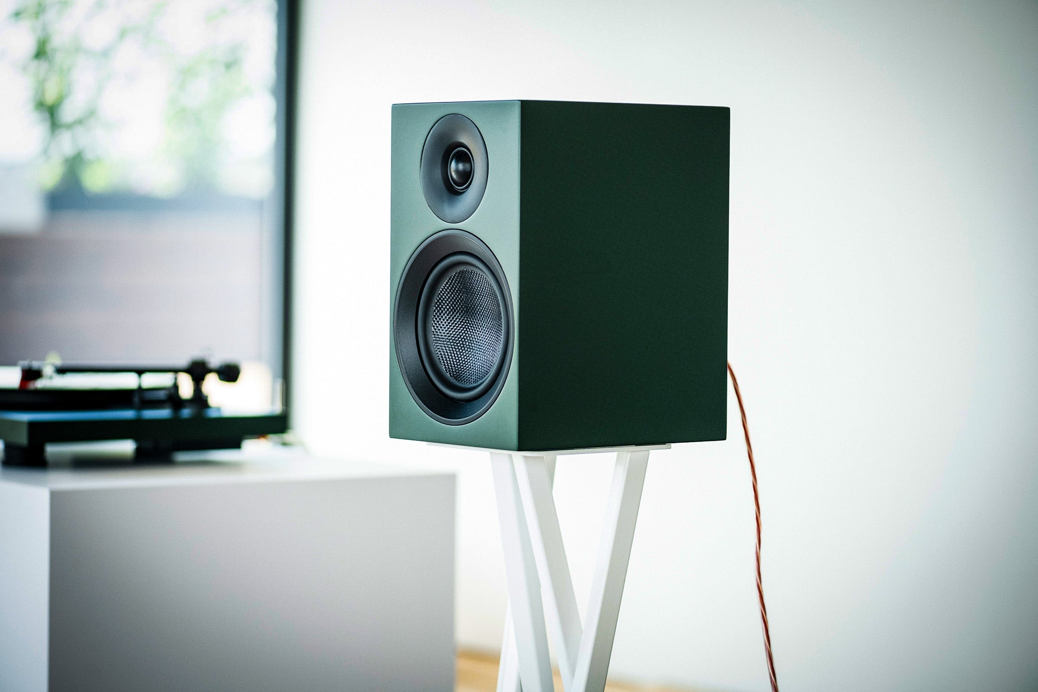 Pro - Ject Speaker Box 5 E Carbon kirjahyllykaiutinpari - Audiokauppa.fi