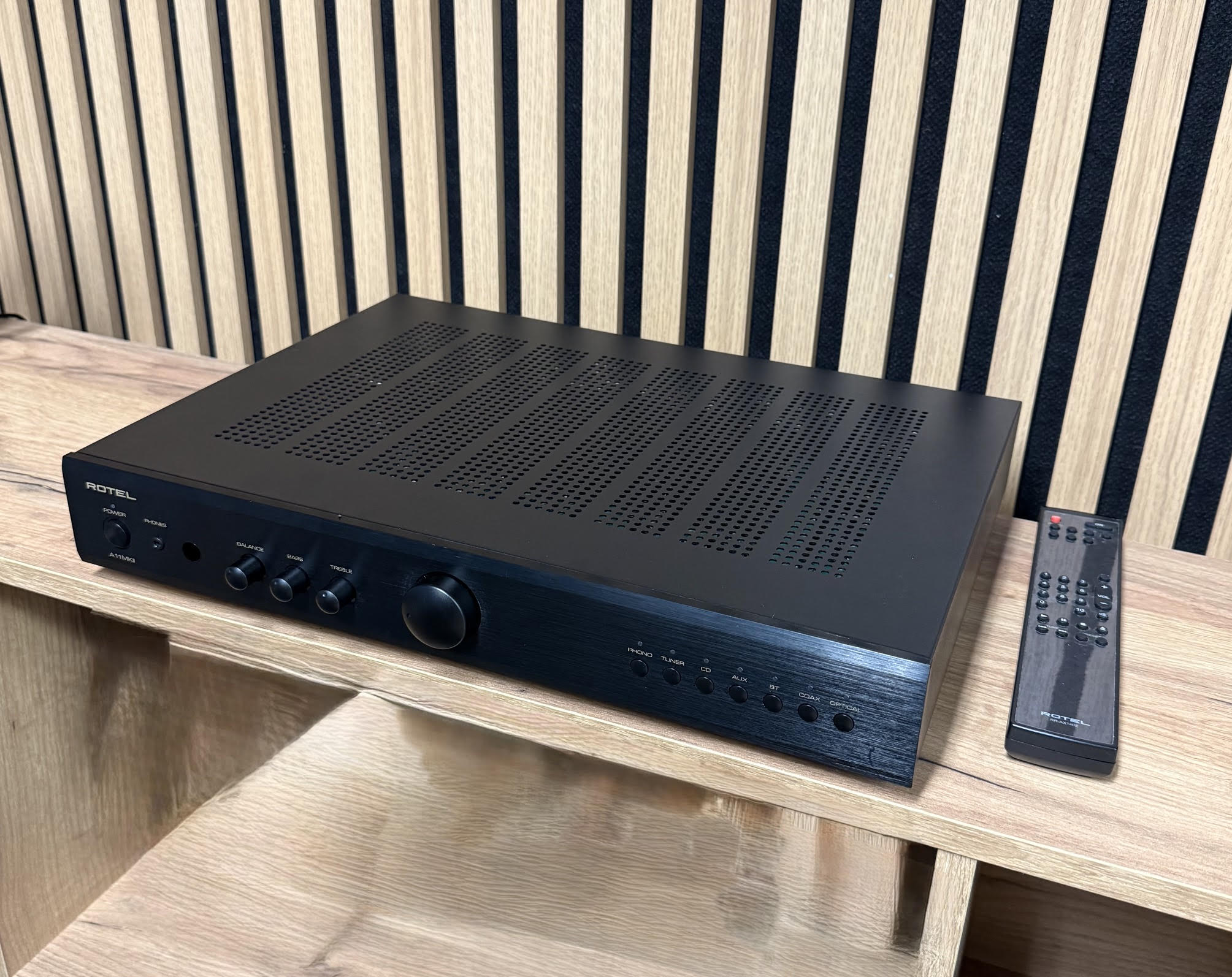 Rotel A11 MK2 stereovahvistin, musta vaihtolaite, sijainti Jyväskylä
